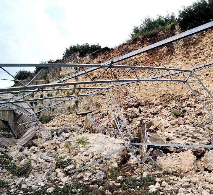 Le mura crollate hanno travolto il sottostante vivaio