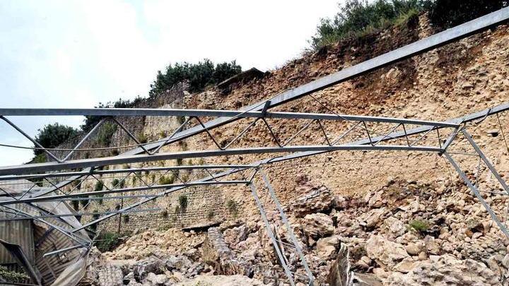 Le mura crollate hanno travolto il sottostante vivaio