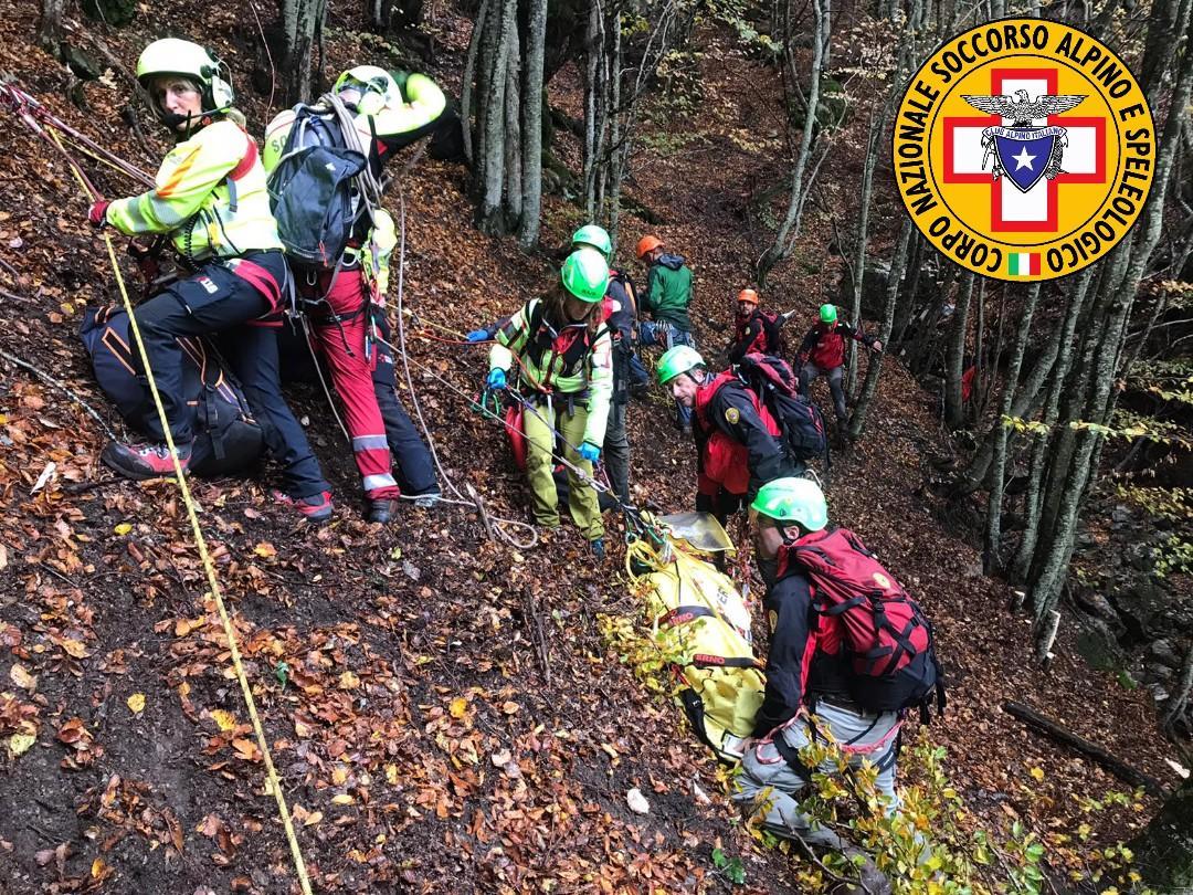 Fungaiolo cade e si rompe una gamba nei boschi di passo Scalucchia. E' grave 