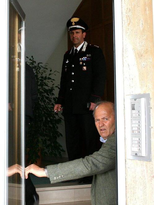 C’era qualcuno insieme a Massimo? 