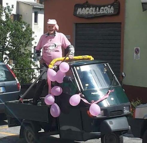 Renato Ugolini sul cassone del suo “Apino” a tre ruote