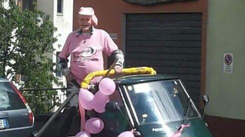 Renato Ugolini sul cassone del suo “Apino” a tre ruote