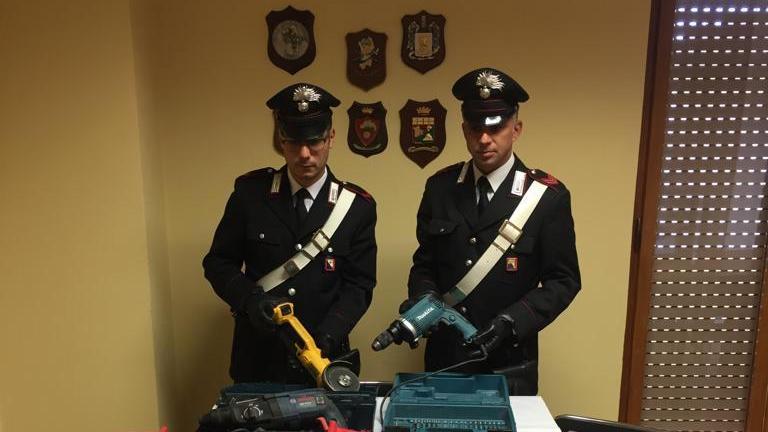 Incastrati dall’artigiano a cui avevano forzato il mezzo con gli utensili
