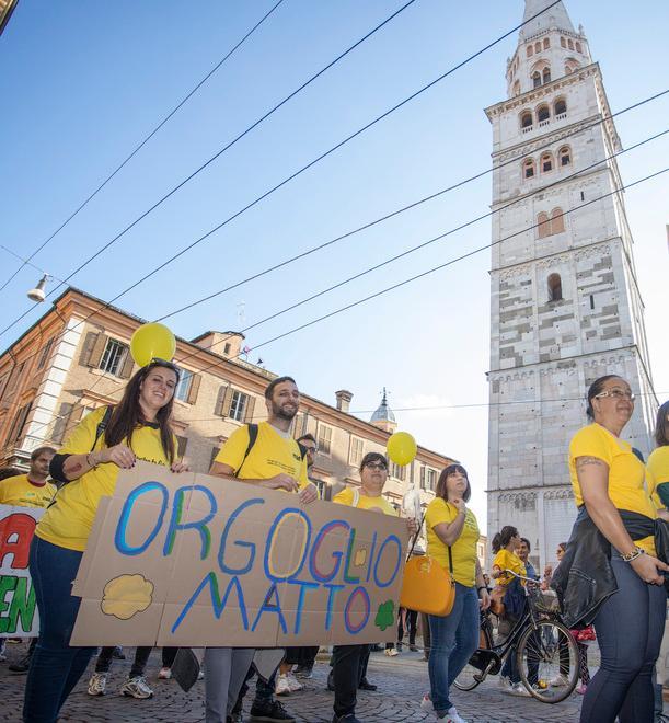 Modena. In 400 per l’orgoglio “Màt”: «La follia merita applausi» 