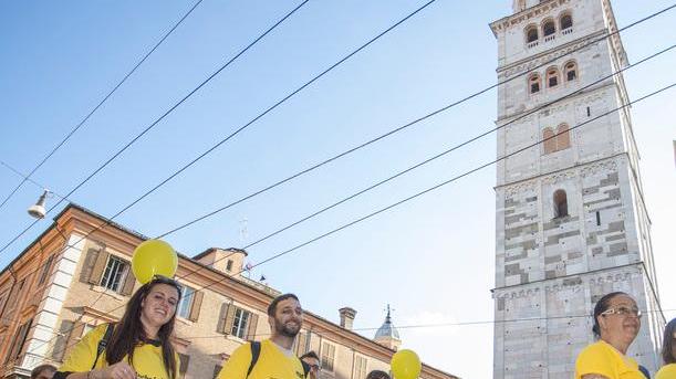 Modena. In 400 per l’orgoglio “Màt”: «La follia merita applausi»
