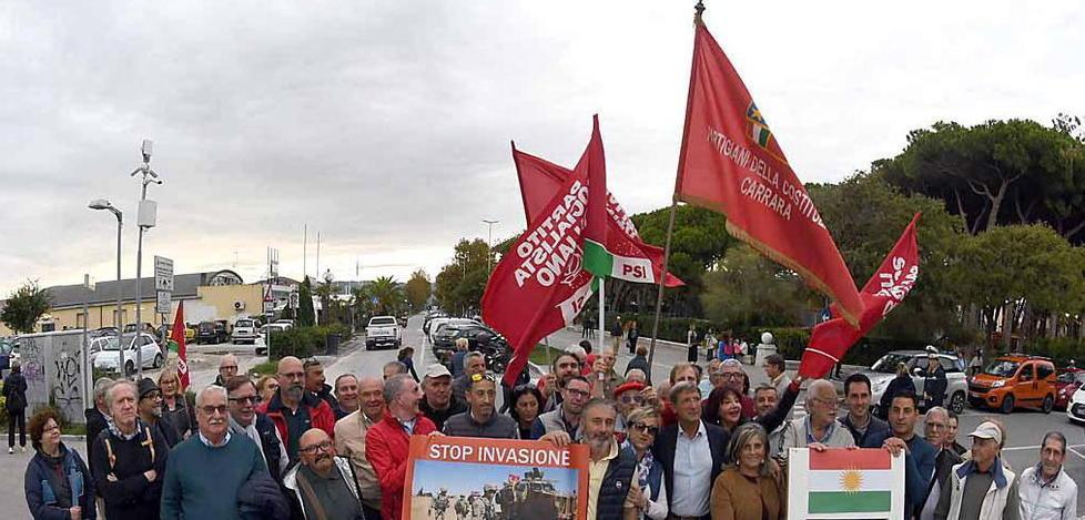 In tanti al flash mob dei socialisti per il popolo curdo