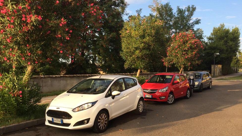 Parcheggio selvaggio: auto in senso contrario e sugli stalli delle moto