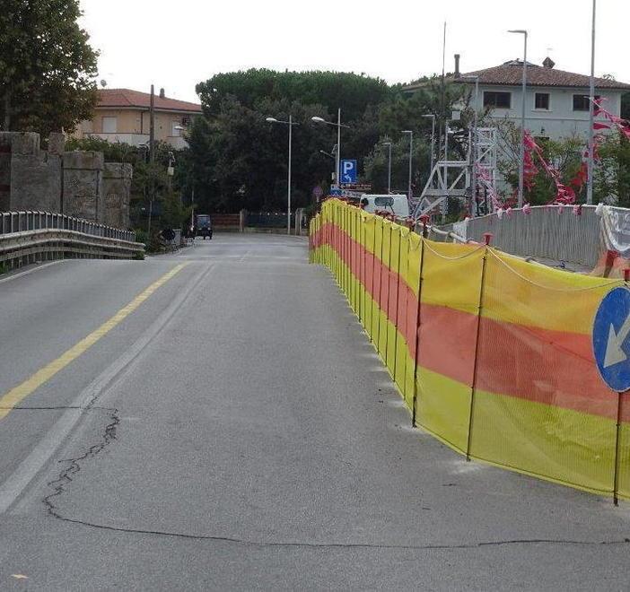 Tre mesi per rimettere a nuovo la passerella pedonale sul mare 