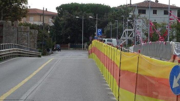 Tre mesi per rimettere a nuovo la passerella pedonale sul mare