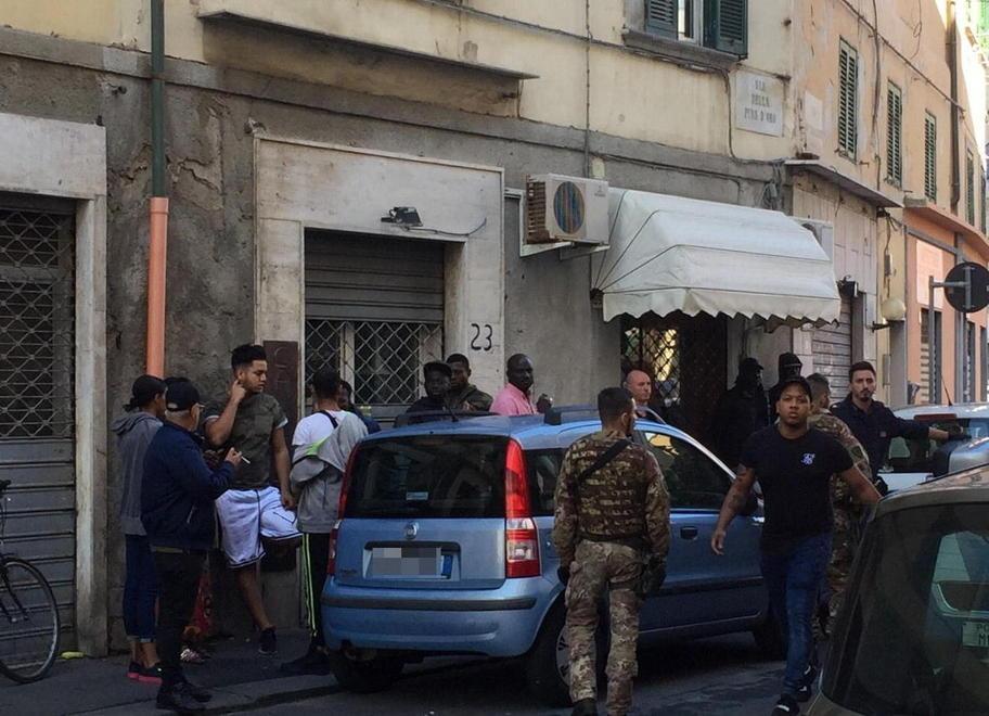 Sputa a una donna nel bar poi prende i clienti a sassate 