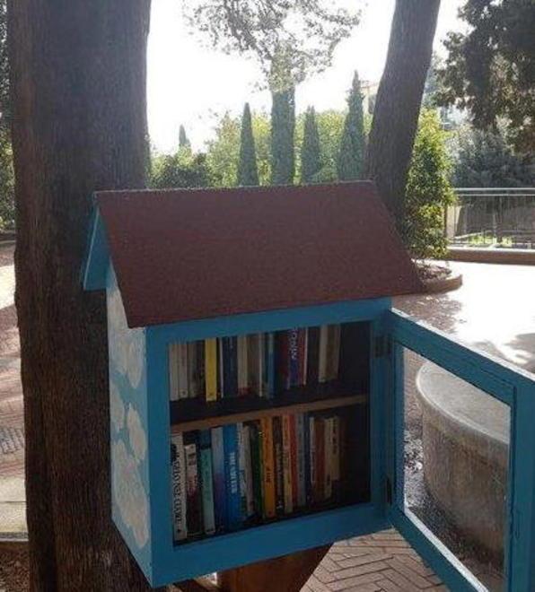 A Rosignano la piccola casa dei libri in piazza per dedicarsi meno ai telefoni 