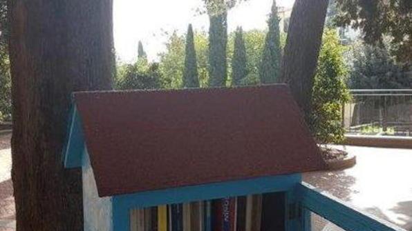 A Rosignano la piccola casa dei libri in piazza per dedicarsi meno ai telefoni