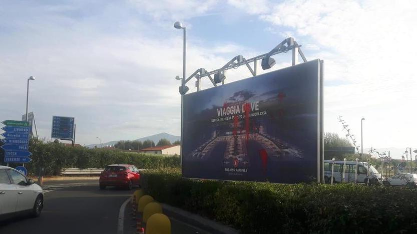 Uova e vernice contro i cartelli di Turkish Airlines
