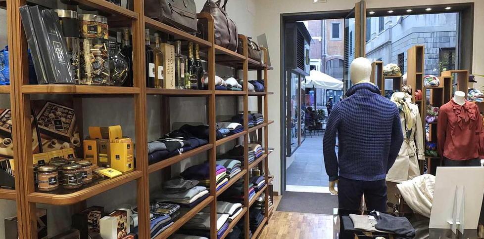 Ladro in negozio per due volte e in pieno giorno 
