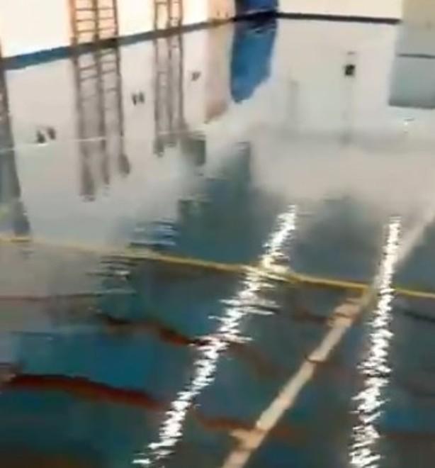 Piove e la palestra diventa una... piscina Attacco alla giunta 