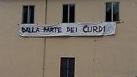 Striscione pro curdi rimosso dal sindaco: scoppia la polemica