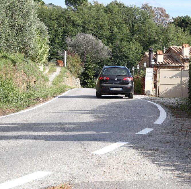 Strisce bianche sulla strada ma solo fino a Montaccolle