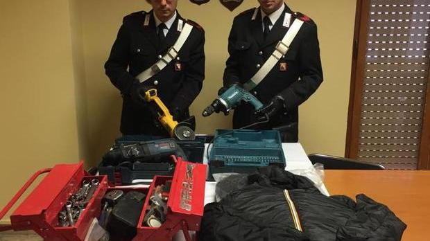 Incastrati dall’artigiano a cui avevano forzato il mezzo con gli utensili