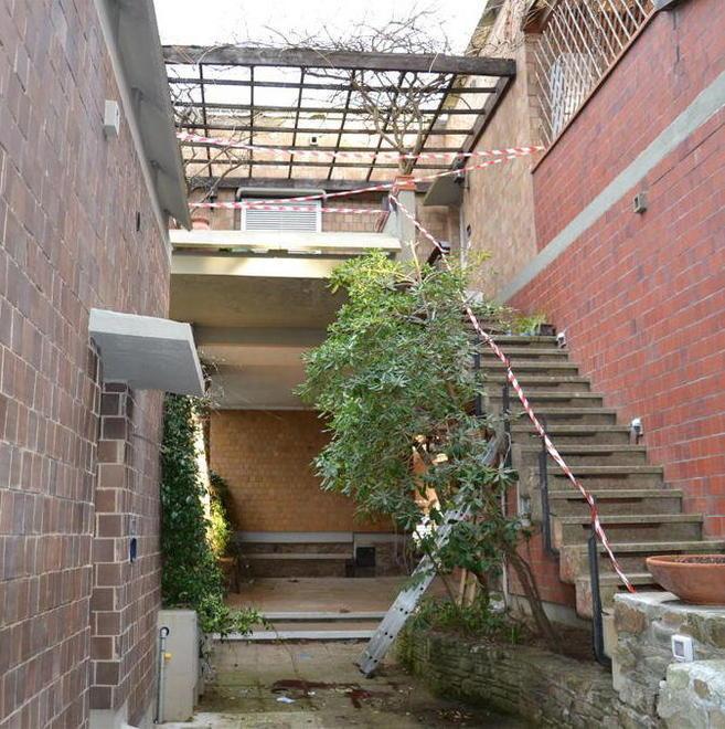 Cede il balcone, cade e muore anziana 