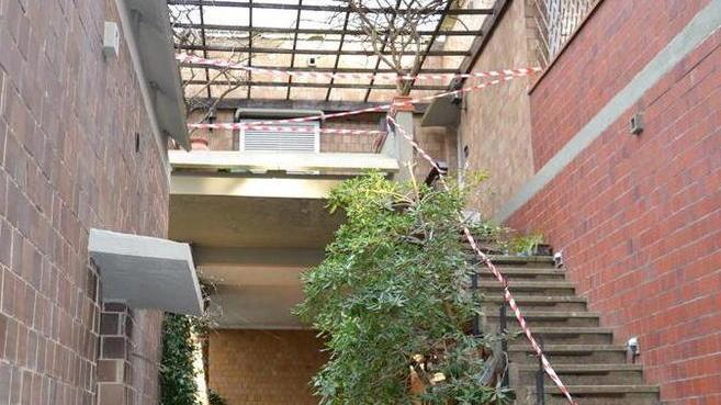 Cede il balcone, cade e muore anziana