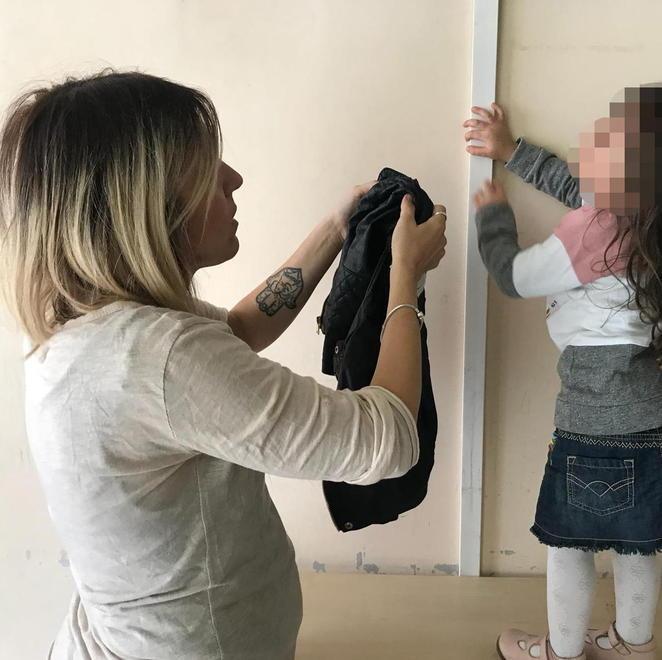 Valentina, la mamma di "Irene" che ha scoperto la malattia rara di sua figlia, "allergica" alla luce del sole
