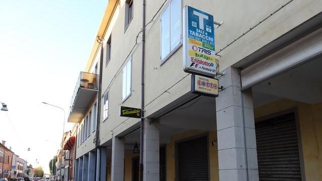 Portomaggiore, stroncato da un malore: tabaccaio muore all’alba sul marciapiede