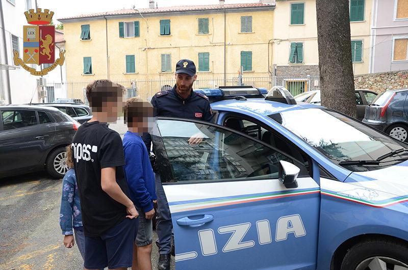 Il poliziotto con i due bambini salvati