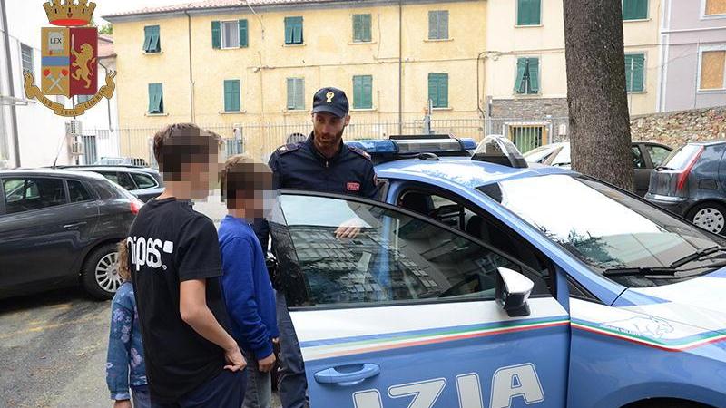 Il poliziotto con i due bambini salvati