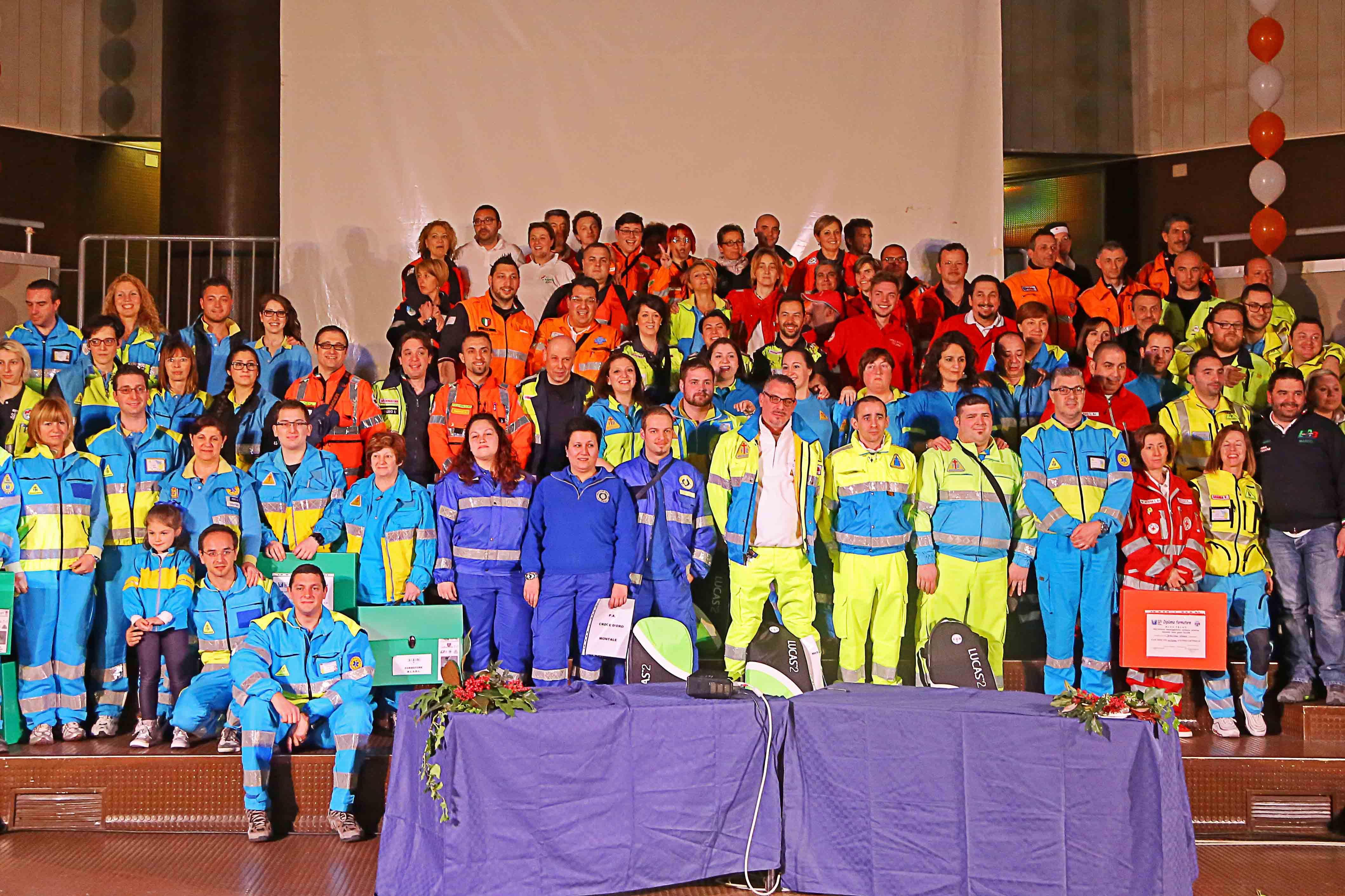 Un gruppo di volontari della provincia di Pistoia durante un'iniziativa (Foto Gori)