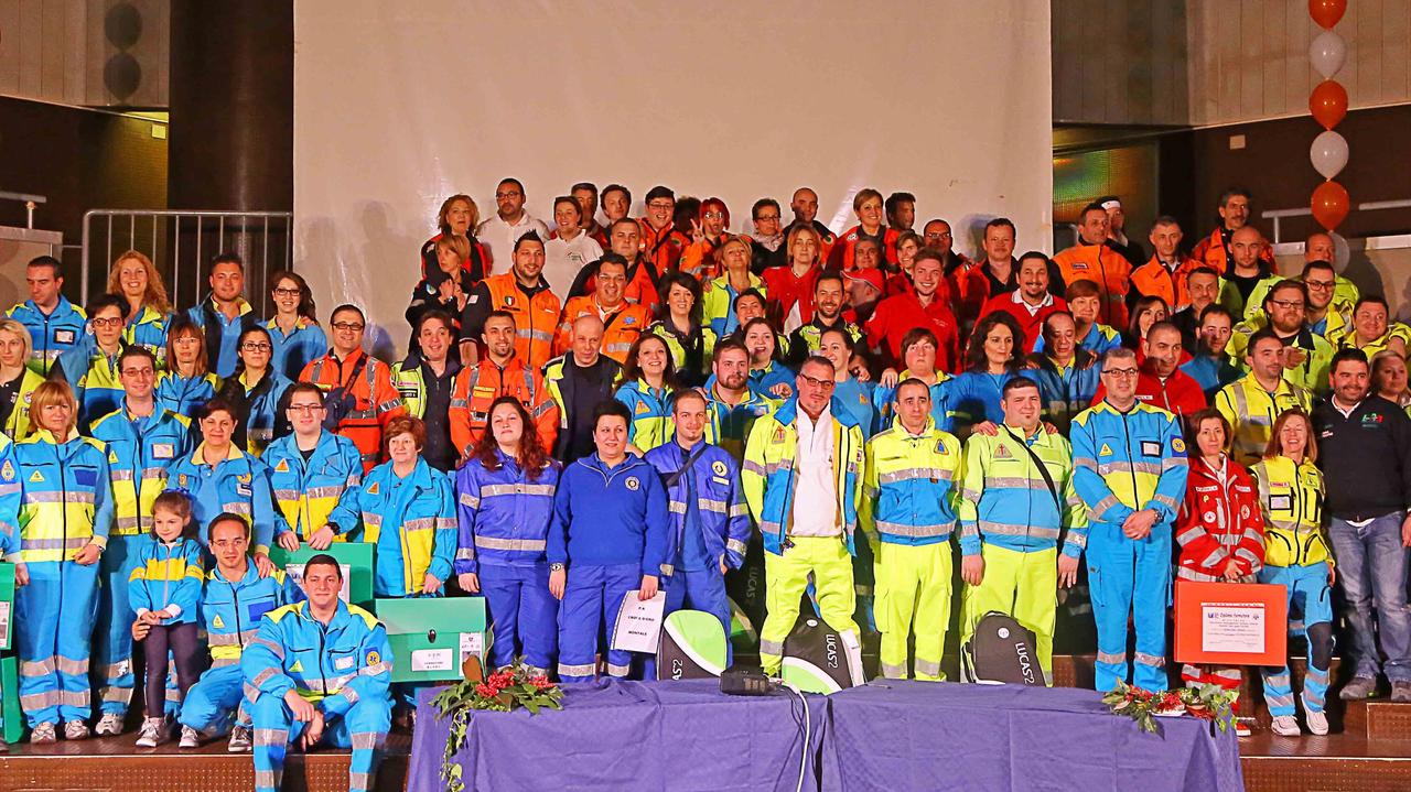 Un gruppo di volontari della provincia di Pistoia durante un'iniziativa (Foto Gori)