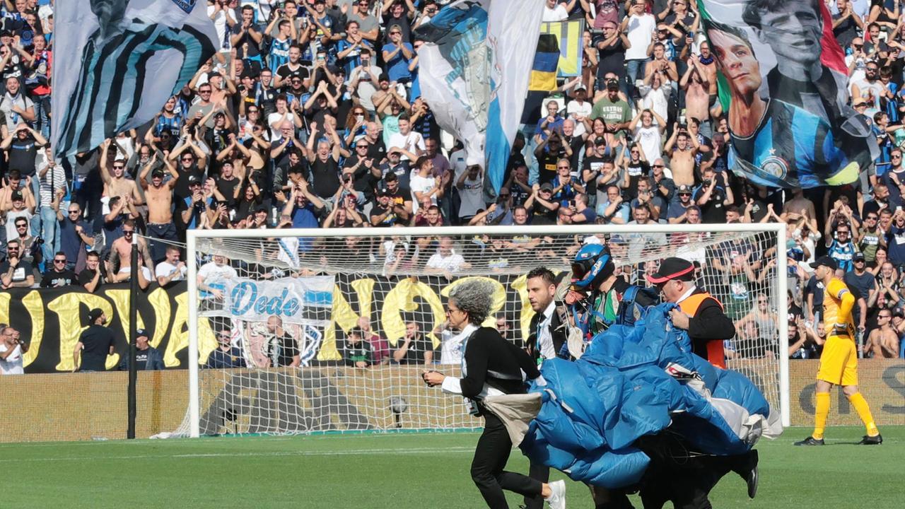Il paracadutista che ha fatto irruzione durante Sassuolo-Inter portato via dalla sicurezza dell Mapei Stadium (Foto Ansa)