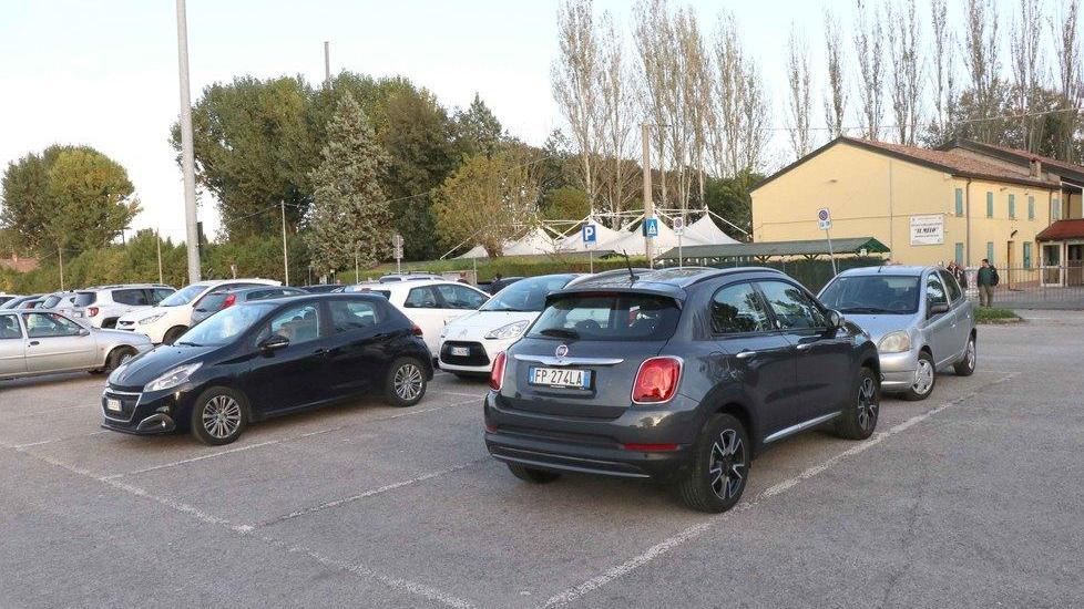 Ferrara, palpeggiamenti in auto: anziani adescati da due giovani donne al centro sociale