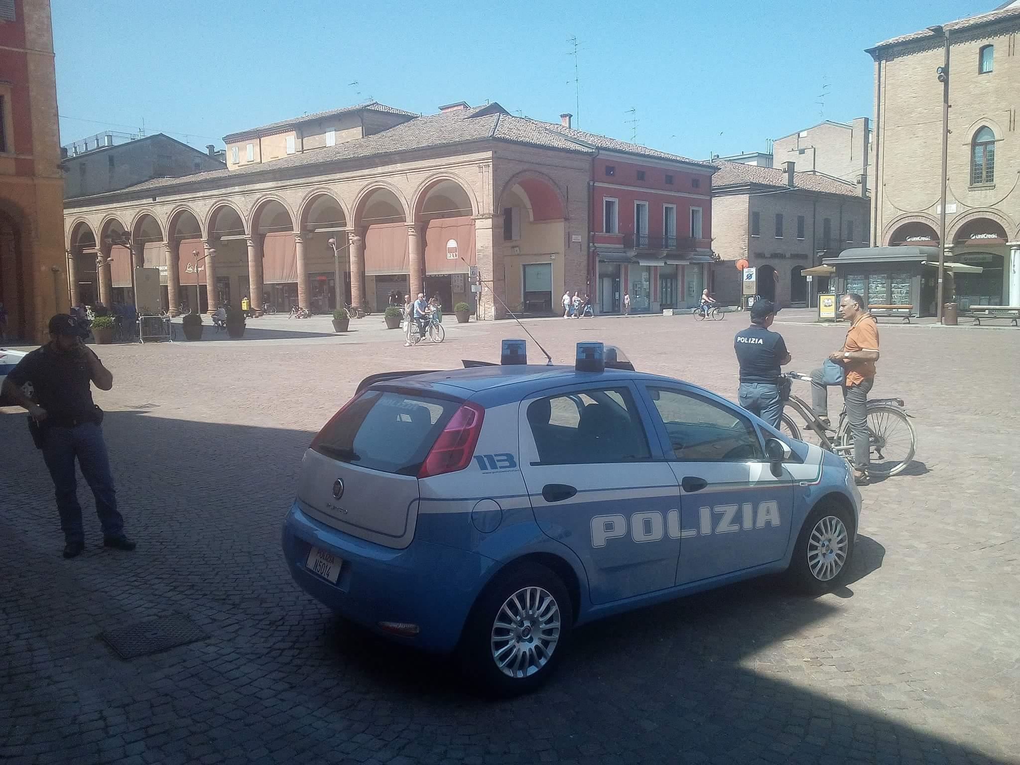 Carpi, difende una donna Preso a pugni in piazza 