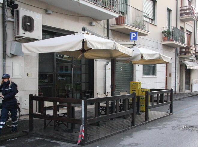 Multe salate ai ristoranti: rifiuti fuori dai cassonetti