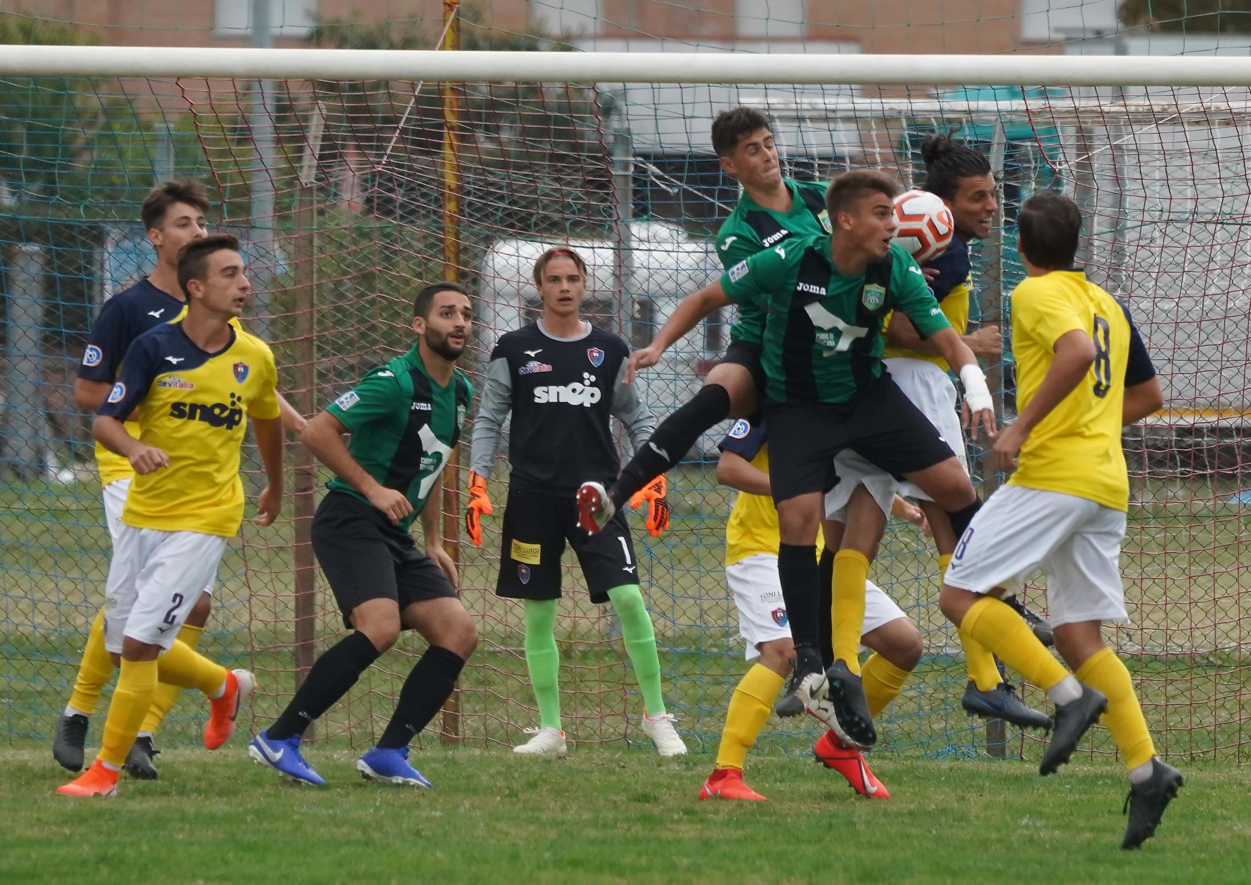 Un'azione del derby tra Ponsacco e Tuttocuoio
