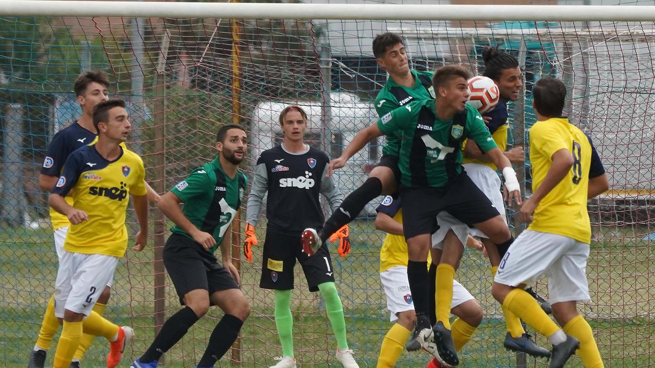 Un'azione del derby tra Ponsacco e Tuttocuoio