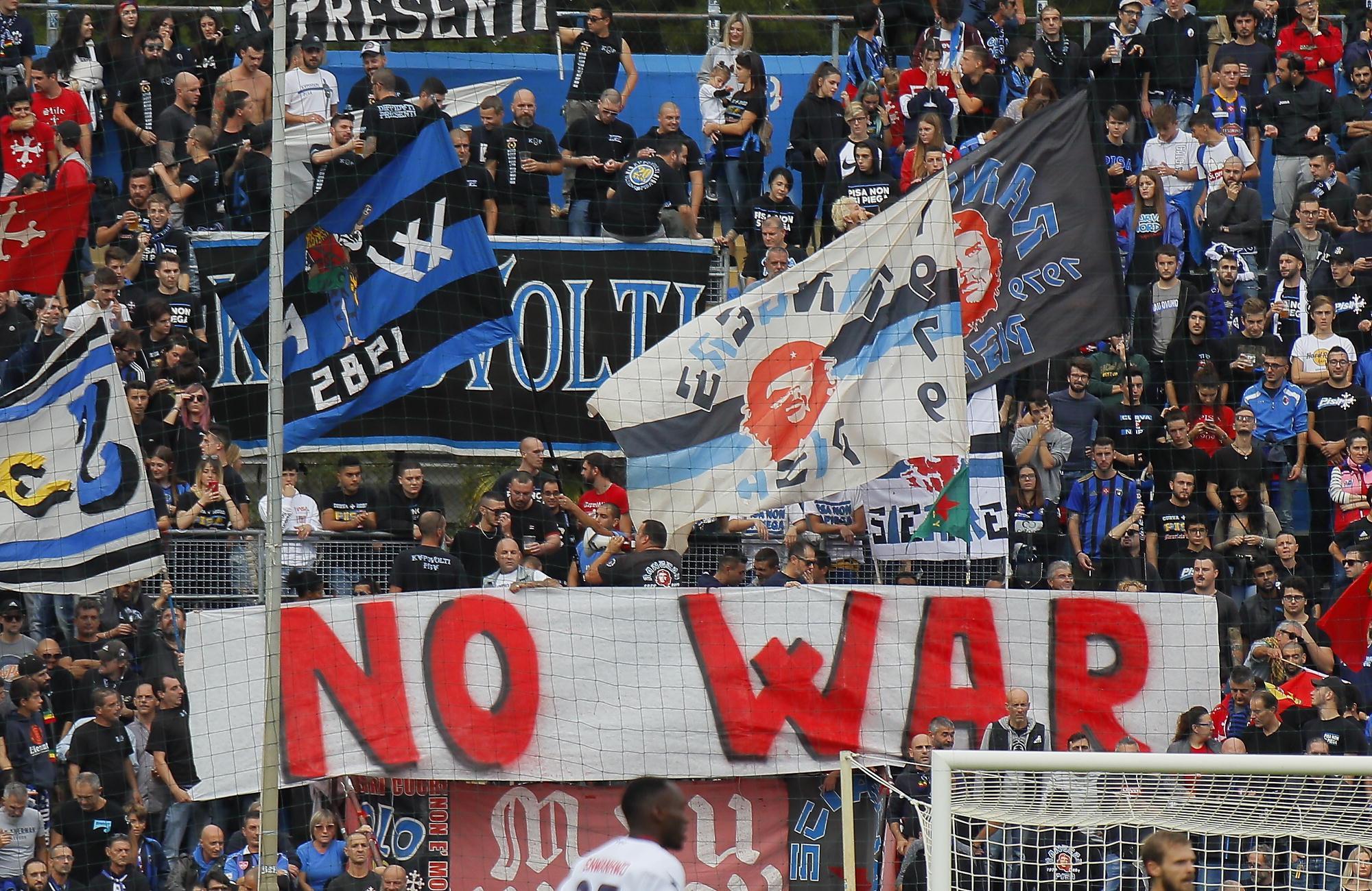 Uno striscione contro la guerra esposto dalla Curva Nord nella gara tra Pisa e Crotone