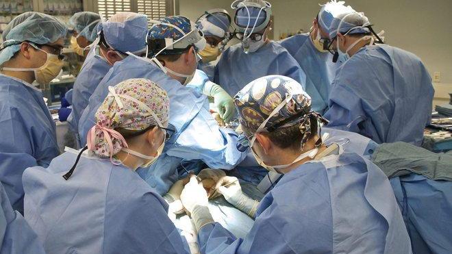 Morto per i punti difettosi Ci sarebbero altri casi