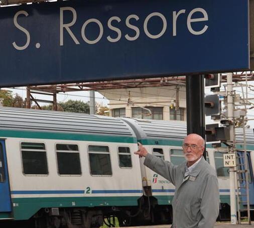 L’assessore Dringoli indica il cartello della stazione San Rossore