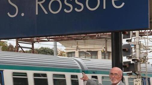 L’assessore Dringoli indica il cartello della stazione San Rossore