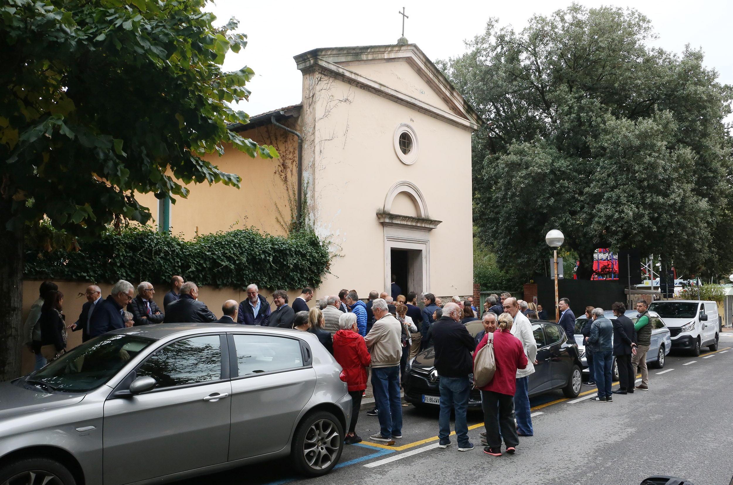 Un momento dei funerali di Roberto Innocenti (Foto Nucci)