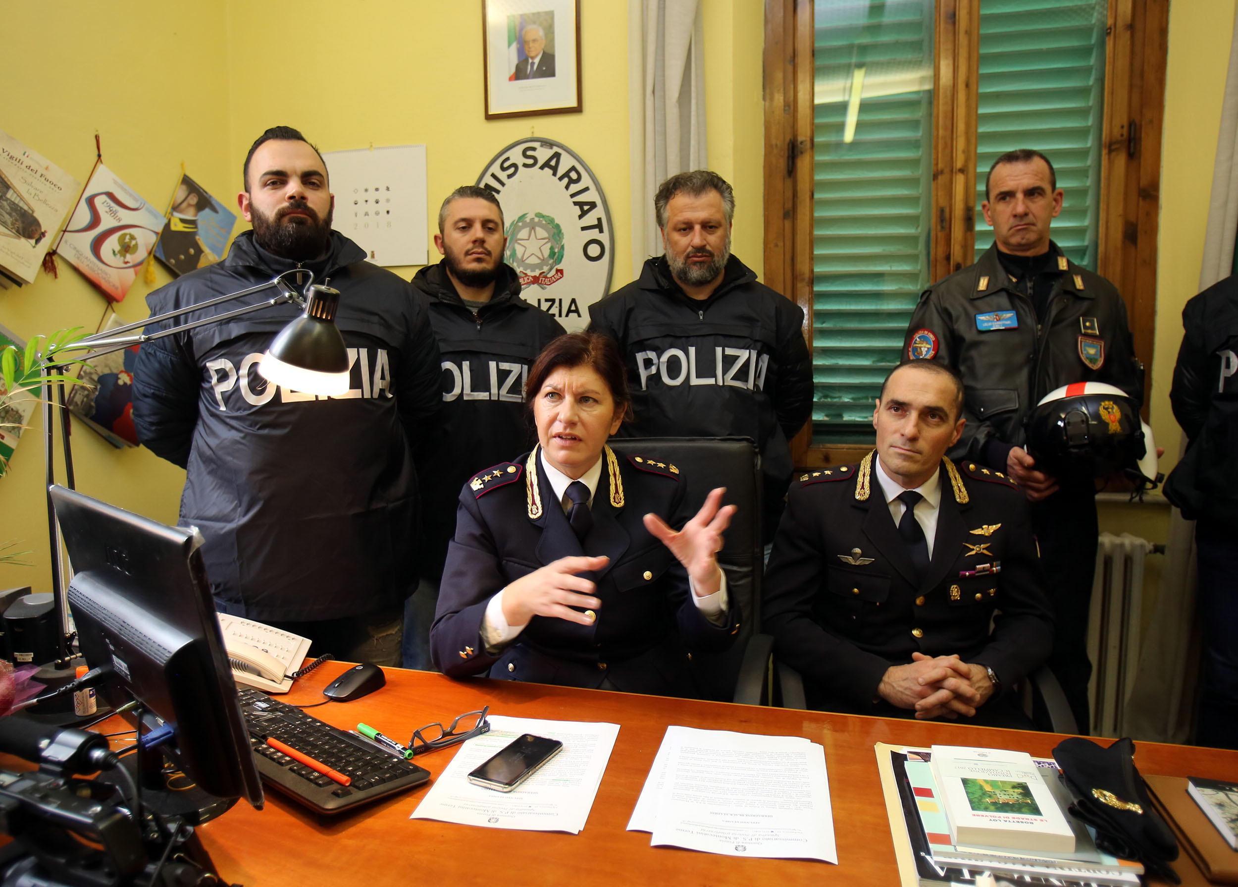 Gli uomini della Squadra di pg con la dirigente Mara Ferasin