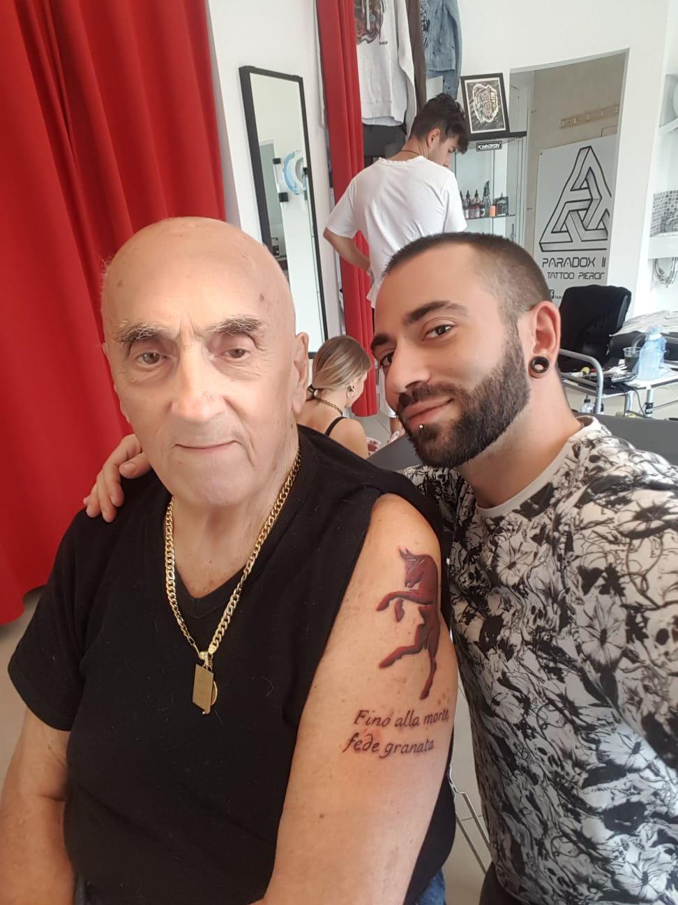 Si fa fare il primo tatuaggio a 84 anni in onore del Torino