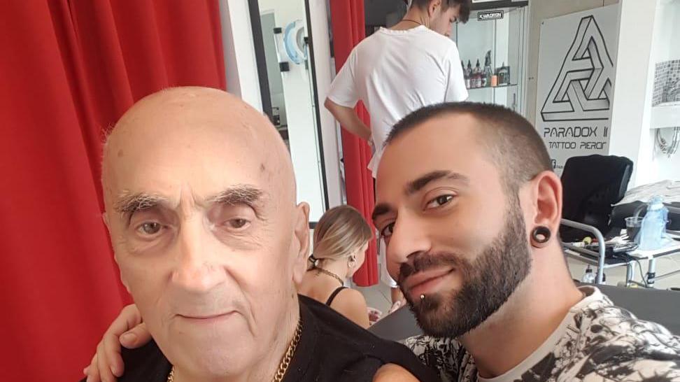 Si fa fare il primo tatuaggio a 84 anni in onore del Torino