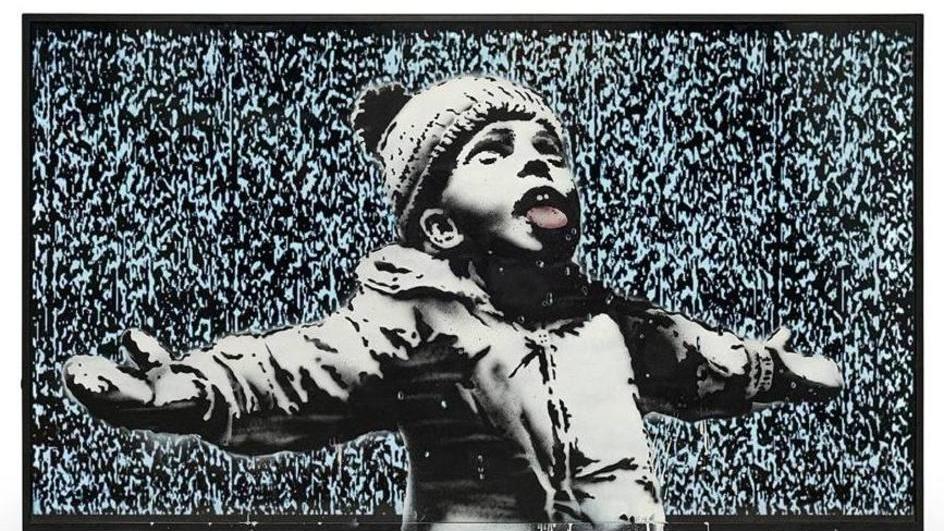 T-shirt, tazze e la lapide tombale Banksy apre il suo negozio online