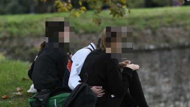 Sorpresi dai carabinieri mentre si sporgono dai terrapieni delle Mura
