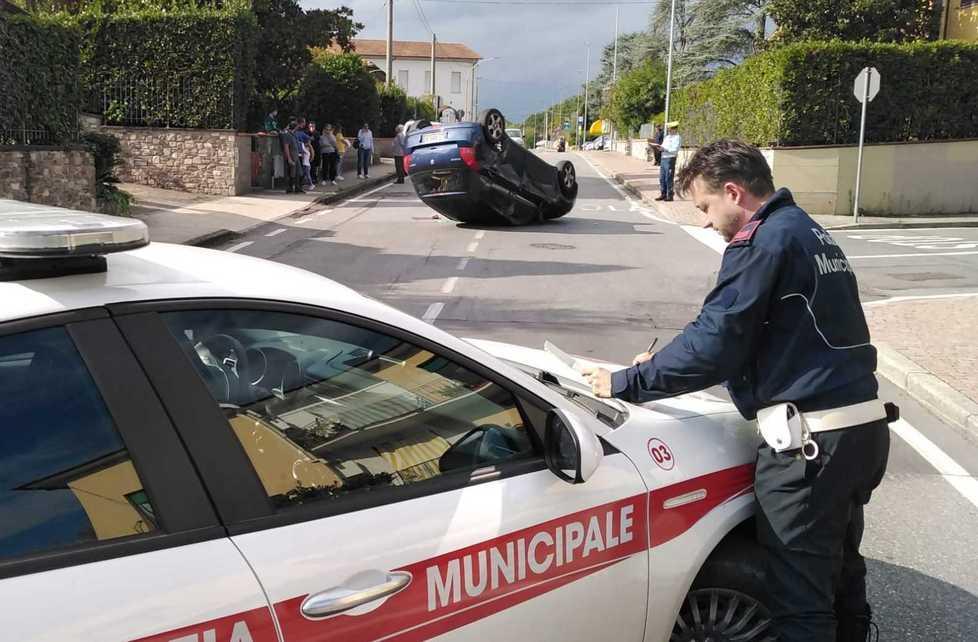 Auto ribaltata dopo un urto