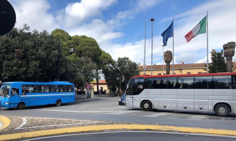 Bus in piazza della stazione «I gas di scarico ci soffocano» 