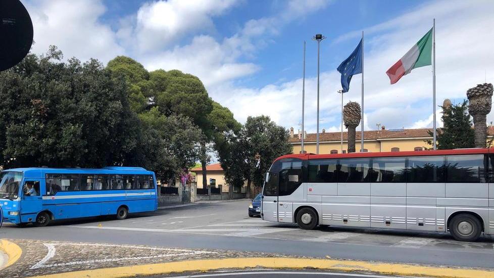 Bus in piazza della stazione «I gas di scarico ci soffocano»