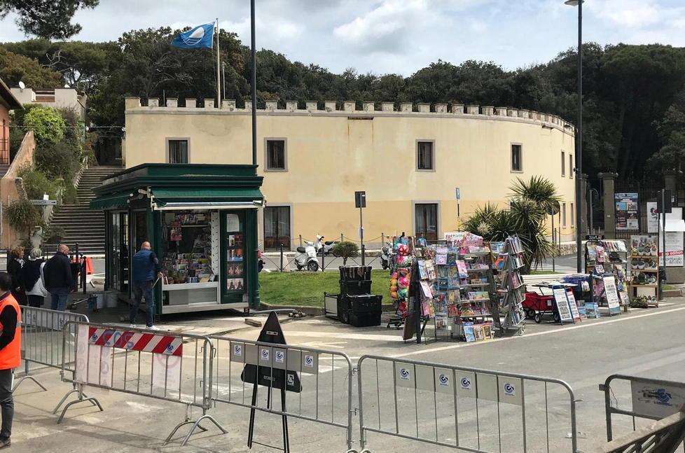 Via le auto e i parcheggi l’area diventa pedonale